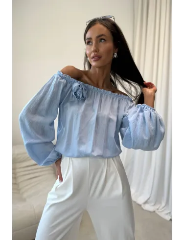 Marisol – bluzka hiszpanka z ozdobnym kwiatem i marszczeniem błękitna | Roco Fashion