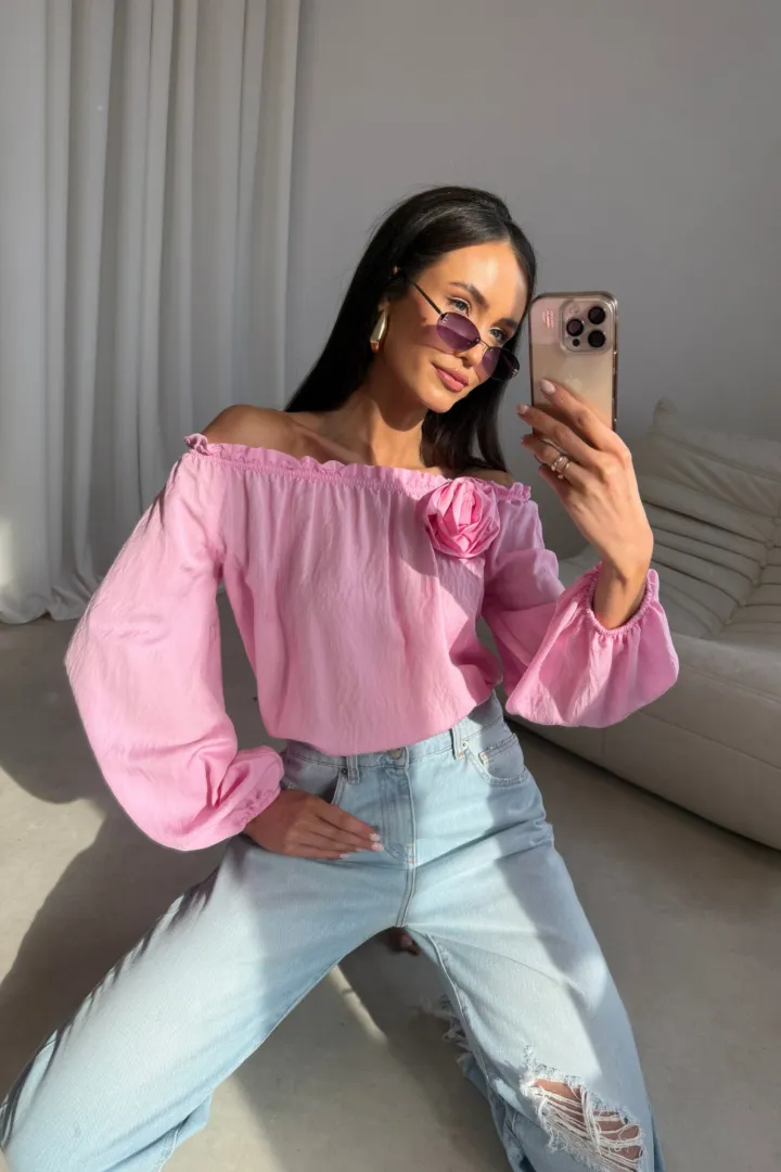 Marisol – Off-Shoulder Bluse mit Drapierung & 3D-Blütenapplikation Rosa | Roco Fashion