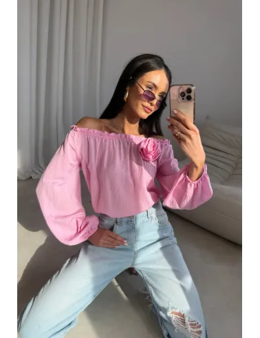 Marisol – bluzka hiszpanka z ozdobnym kwiatem i marszczeniem różowa | Roco Fashion