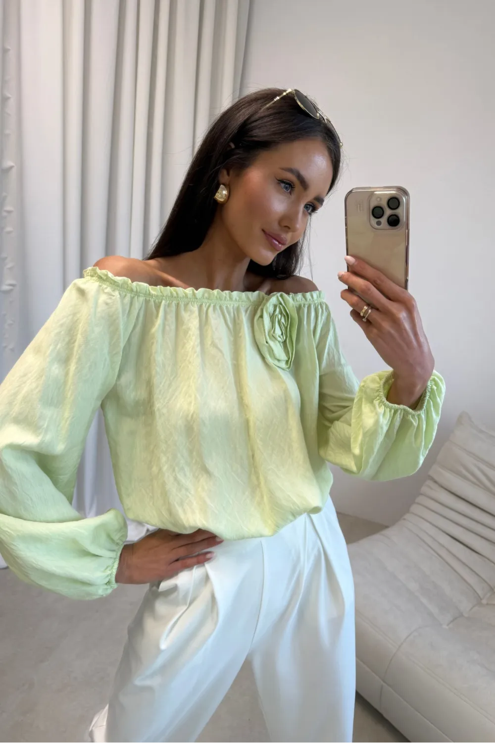 Marisol – Off-Shoulder Bluse mit Drapierung & 3D-Blütenapplikation in Limettengrün | Roco Fashion
