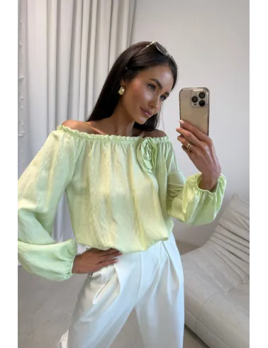 Marisol – bluzka hiszpanka z marszczeniem i kwiatem 3D limonkowa | Roco Fashion