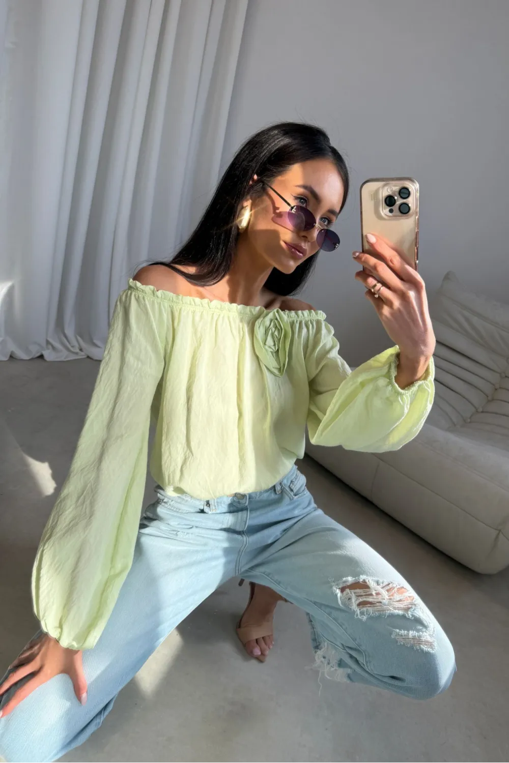 Marisol – Off-Shoulder Bluse mit Drapierung & 3D-Blütenapplikation in Limettengrün | Roco Fashion