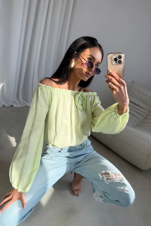Marisol - Off-Shoulder Bluse mit Drapierung und 3D-Blütenapplikation in Limette