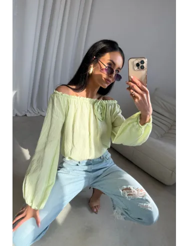 Marisol – Off-Shoulder Bluse mit Drapierung & 3D-Blütenapplikation in Limettengrün | Roco Fashion