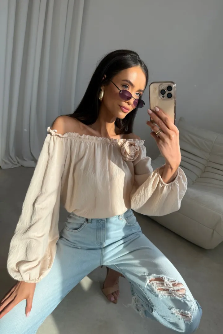 Marisol - Off-Shoulder Bluse mit Drapierung und 3D-Blütenapplikation in Vanille