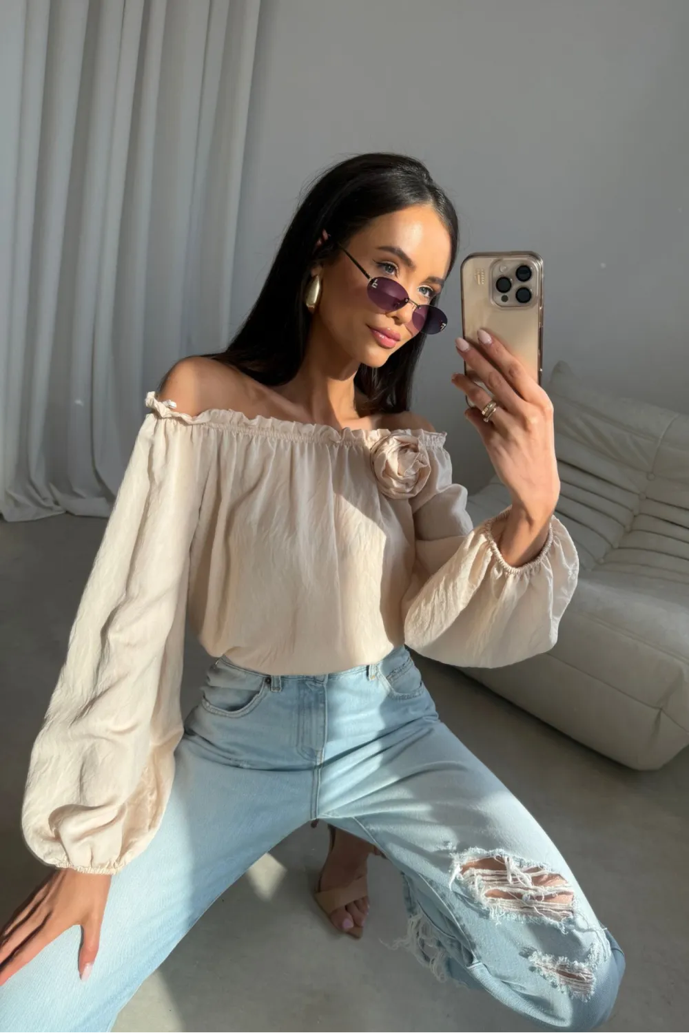 Marisol – Off-Shoulder Bluse mit Drapierung & 3D-Blütenapplikation Vanille | Roco Fashion