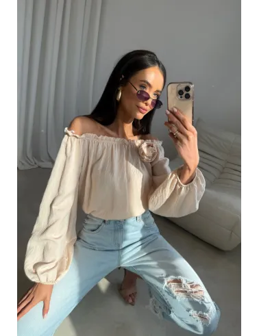 Marisol – Off-Shoulder Bluse mit Drapierung & 3D-Blütenapplikation Vanille | Roco Fashion