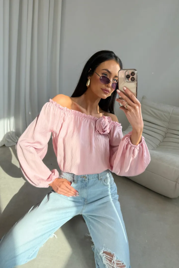Marisol - Off-Shoulder Bluse mit Drapierung und 3D-Blütenapplikation in Puderrosa