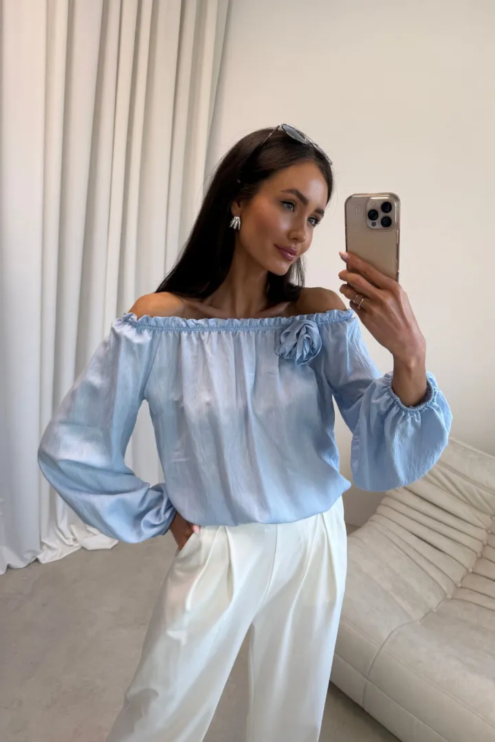 Marisol - Off-Shoulder Bluse mit Drapierung und 3D-Blütenapplikation in Himmelblau