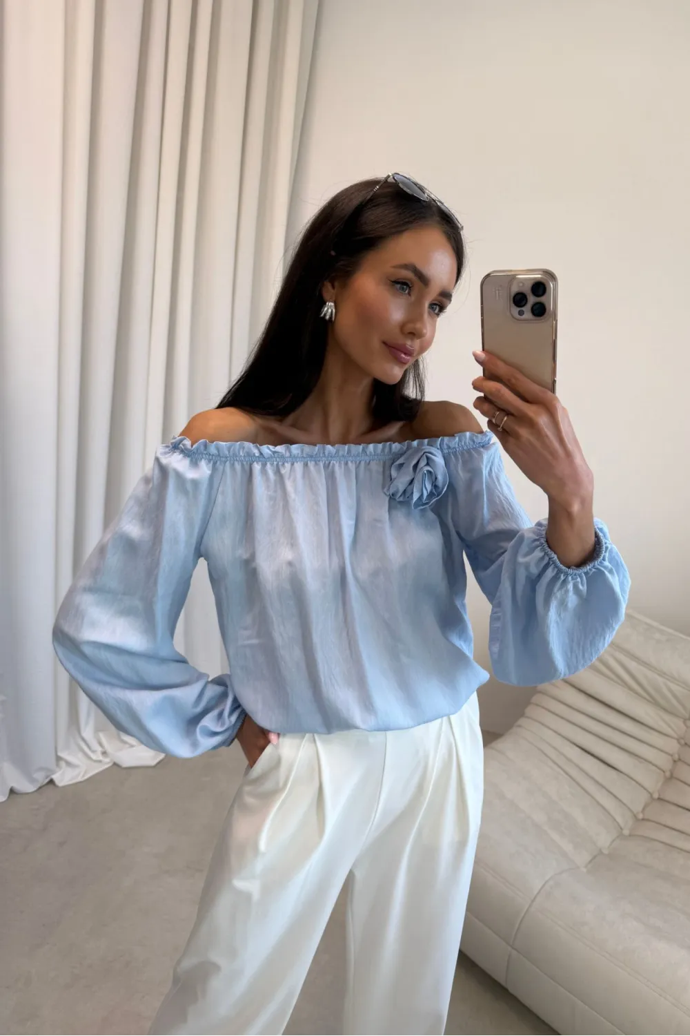 Marisol – Off-Shoulder Bluse mit Drapierung & 3D-Blütenapplikation in Himmelblau | Roco Fashion