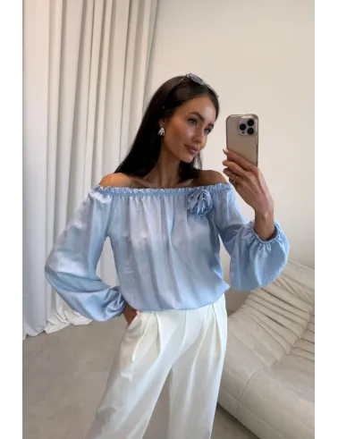 Marisol – Off-Shoulder Bluse mit Drapierung & 3D-Blütenapplikation in Himmelblau | Roco Fashion