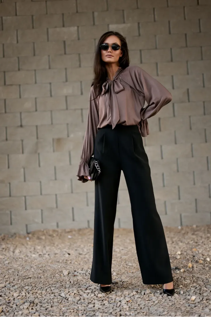 Isabel – elegante Bluse in Cappuccino mit Bindeschleife am Hals