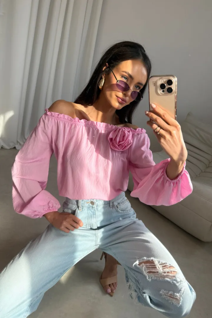 Marisol - Off-Shoulder Bluse mit Drapierung und 3D-Blütenapplikation in Rosa