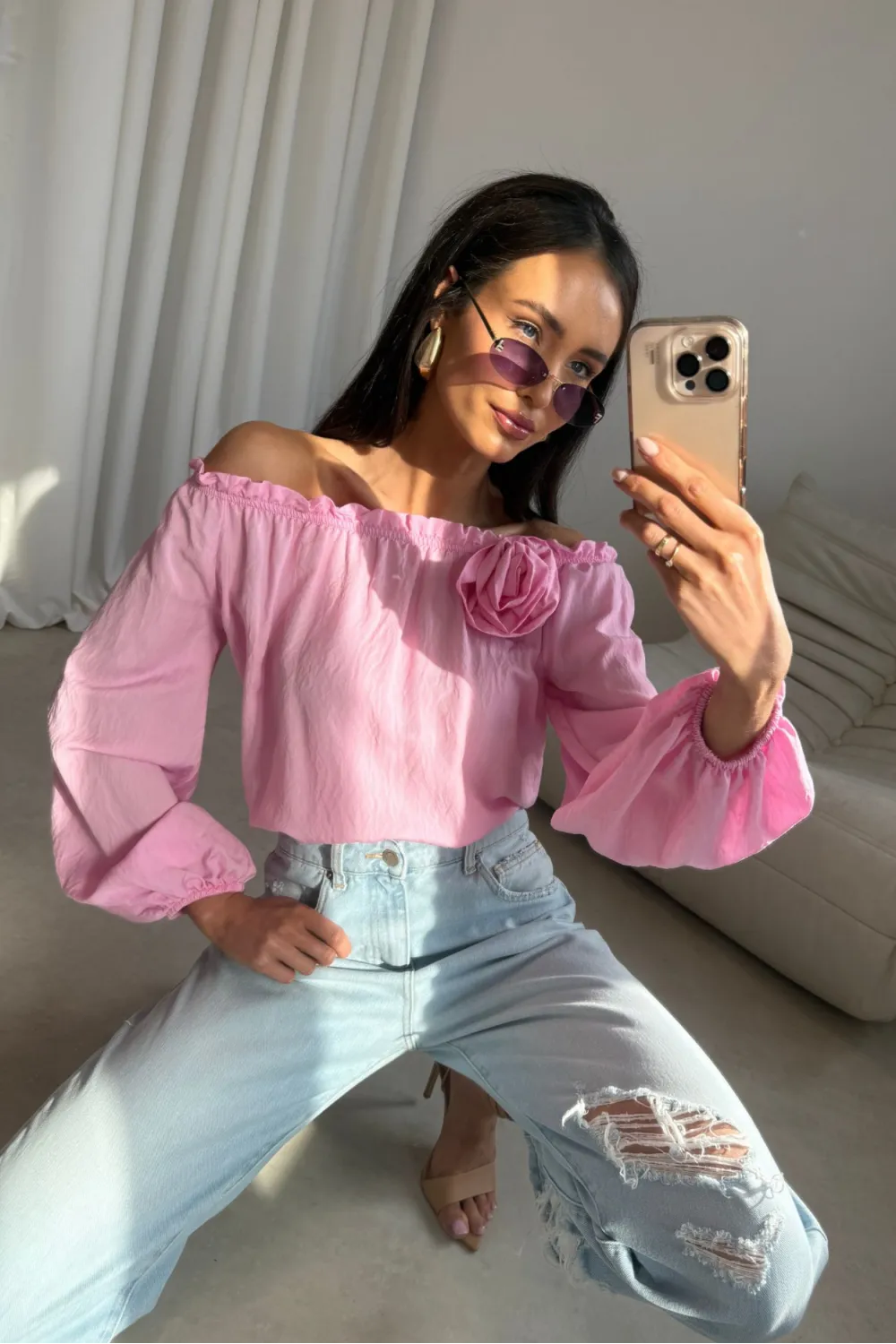 Marisol – Off-Shoulder Bluse mit Drapierung & 3D-Blütenapplikation Rosa | Roco Fashion