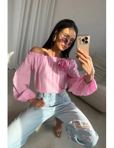 Marisol – bluzka hiszpanka z ozdobnym kwiatem i marszczeniem różowa | Roco Fashion