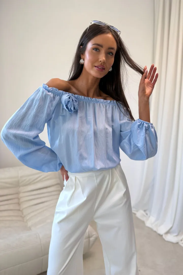 Marisol - Off-Shoulder Bluse mit Drapierung und 3D-Blütenapplikation in Himmelblau