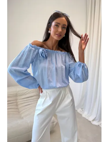Marisol – Off-Shoulder Bluse mit Drapierung & 3D-Blütenapplikation in Himmelblau | Roco Fashion