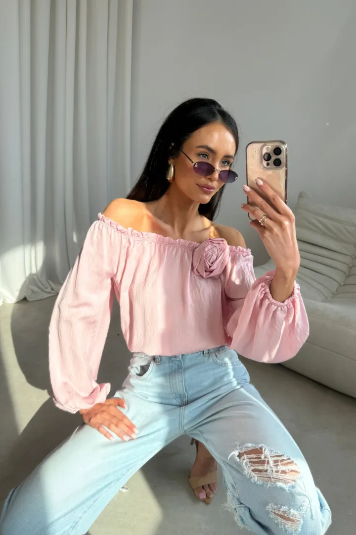 Marisol - Off-Shoulder Bluse mit Drapierung und 3D-Blütenapplikation in Puderrosa