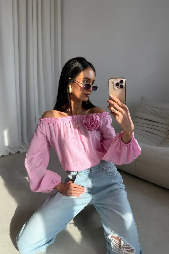 Marisol - bluzka hiszpanka z ozdobnym kwiatem i marszczeniem w kolorze różowym