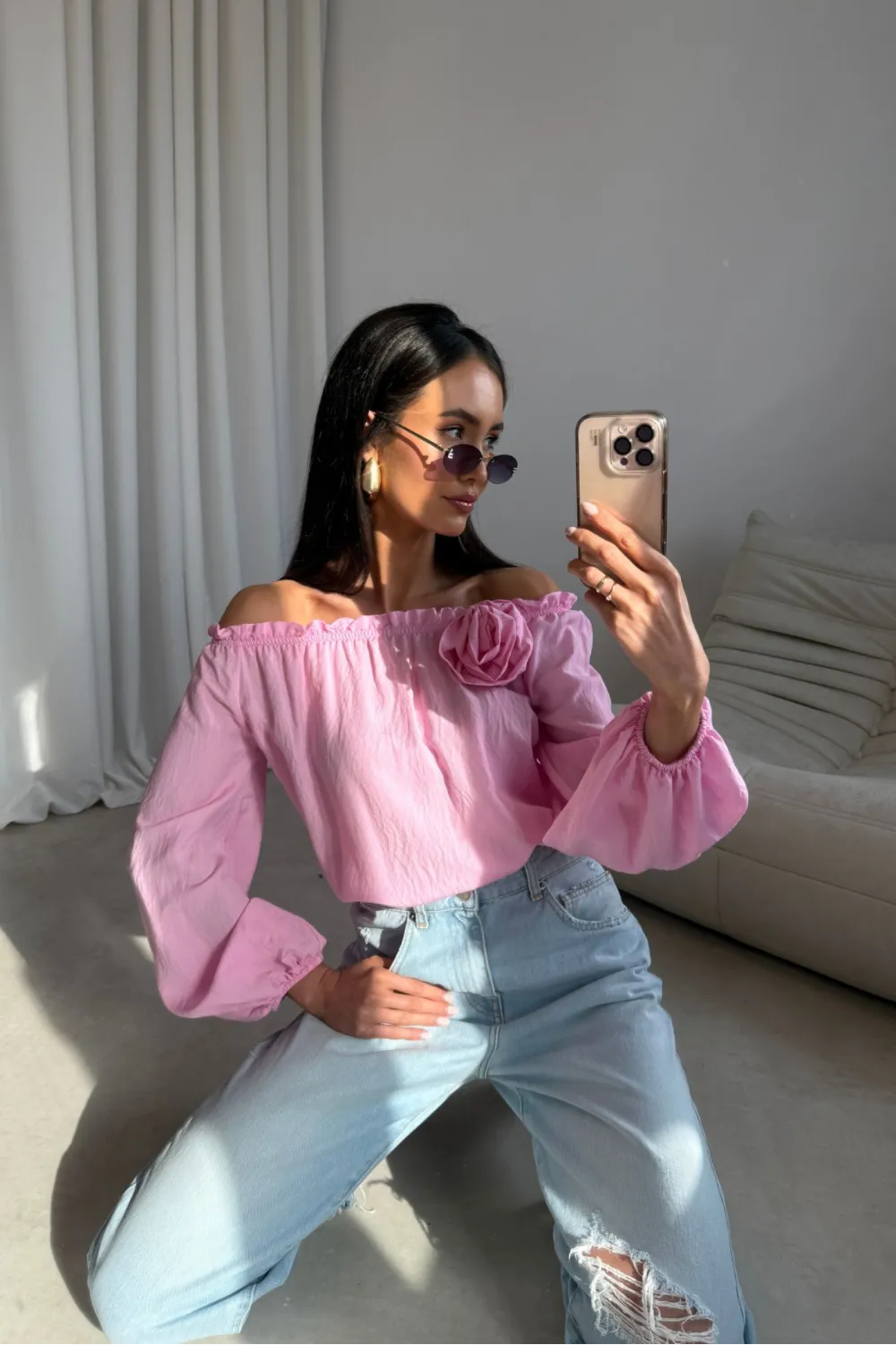 Marisol – bluzka hiszpanka z ozdobnym kwiatem i marszczeniem różowa | Roco Fashion