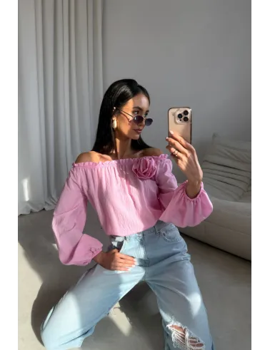 Marisol – bluzka hiszpanka z ozdobnym kwiatem i marszczeniem różowa | Roco Fashion