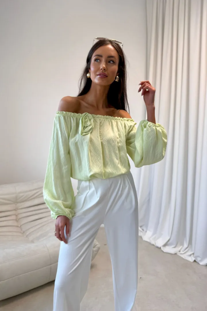 Marisol - bluzka hiszpanka z ozdobnym kwiatem i marszczeniem w kolorze limonkowym