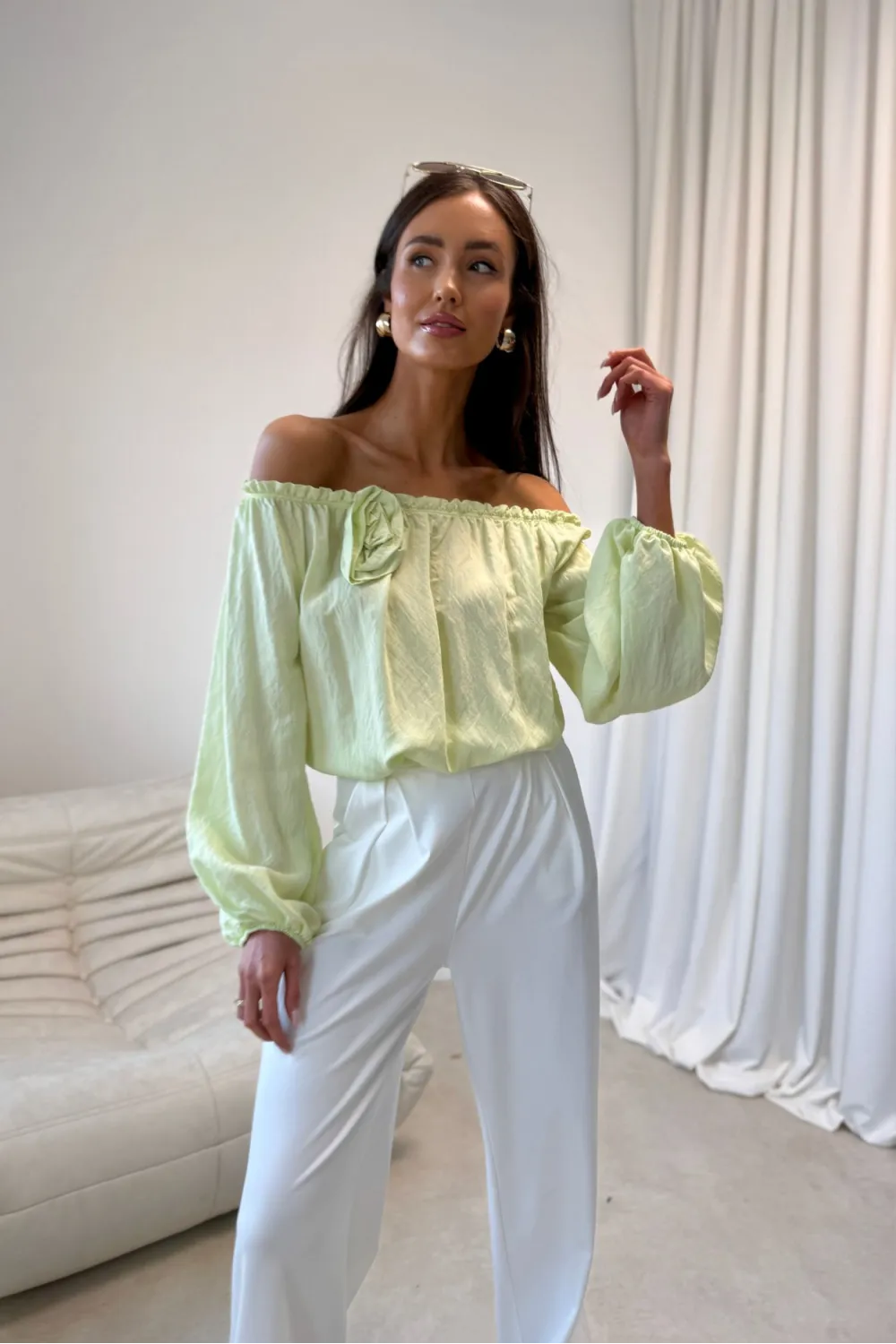 Marisol – bluzka hiszpanka z marszczeniem i kwiatem 3D limonkowa | Roco Fashion