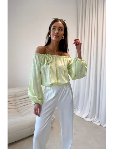 Marisol – Off-Shoulder Bluse mit Drapierung & 3D-Blütenapplikation in Limettengrün | Roco Fashion