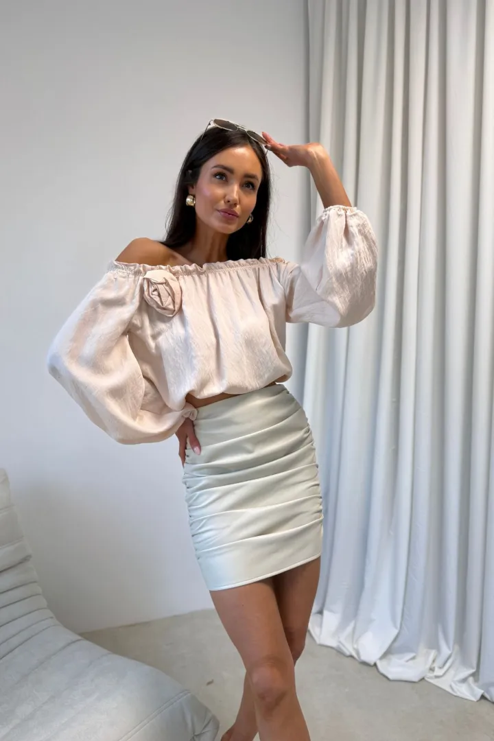 Marisol - Off-Shoulder Bluse mit Drapierung und 3D-Blütenapplikation in Vanille
