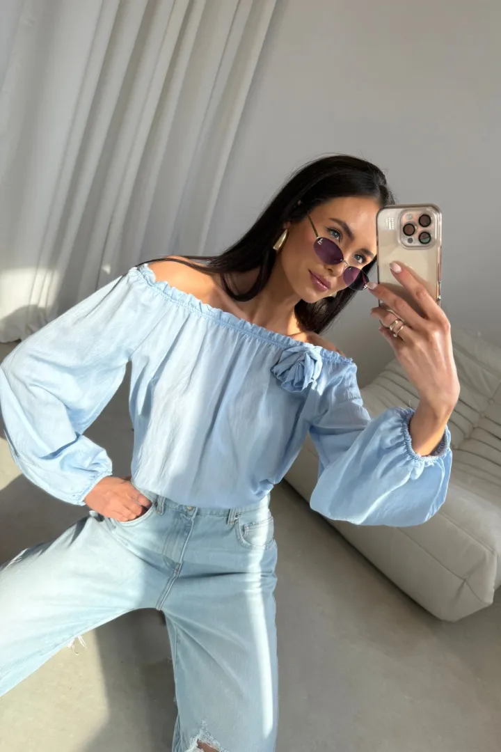 Marisol - Off-Shoulder Bluse mit Drapierung und 3D-Blütenapplikation in Himmelblau