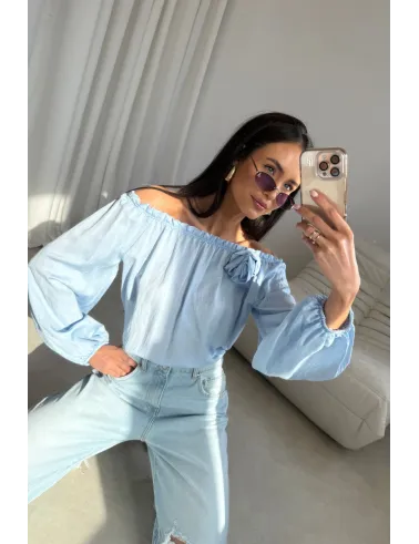 Marisol – Off-Shoulder Bluse mit Drapierung & 3D-Blütenapplikation in Himmelblau | Roco Fashion
