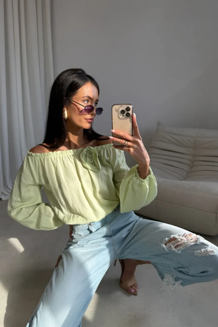 Marisol - Off-Shoulder Bluse mit Drapierung und 3D-Blütenapplikation in Limette