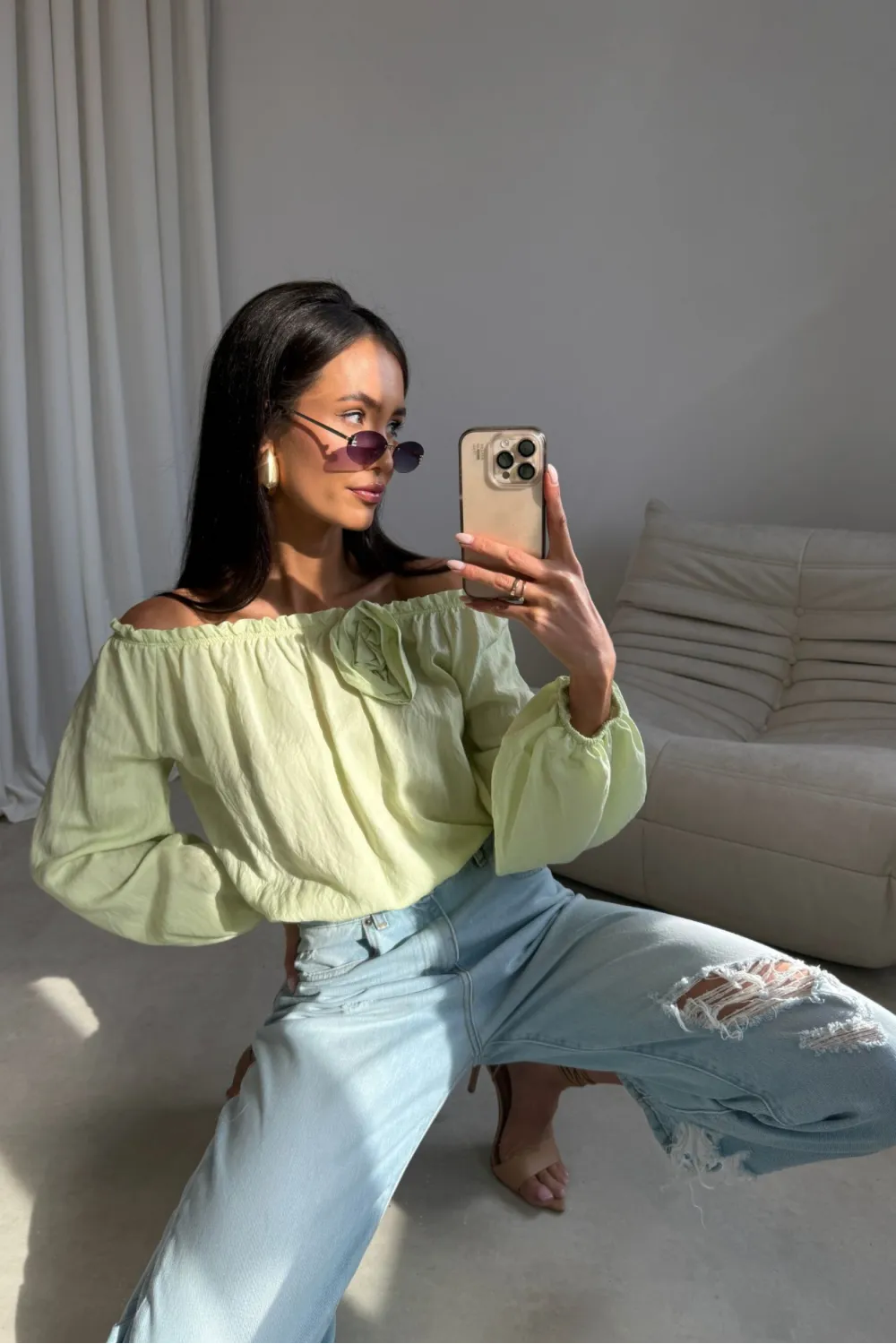 Marisol – Off-Shoulder Bluse mit Drapierung & 3D-Blütenapplikation in Limettengrün | Roco Fashion