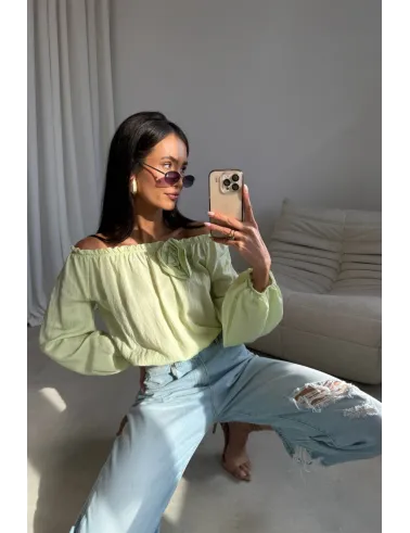 Marisol – Off-Shoulder Bluse mit Drapierung & 3D-Blütenapplikation in Limettengrün | Roco Fashion