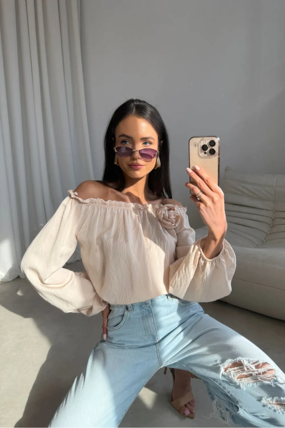 Marisol – Off-Shoulder Bluse mit Drapierung & 3D-Blütenapplikation Vanille | Roco Fashion