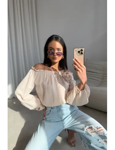 Marisol – Off-Shoulder Bluse mit Drapierung & 3D-Blütenapplikation Vanille | Roco Fashion
