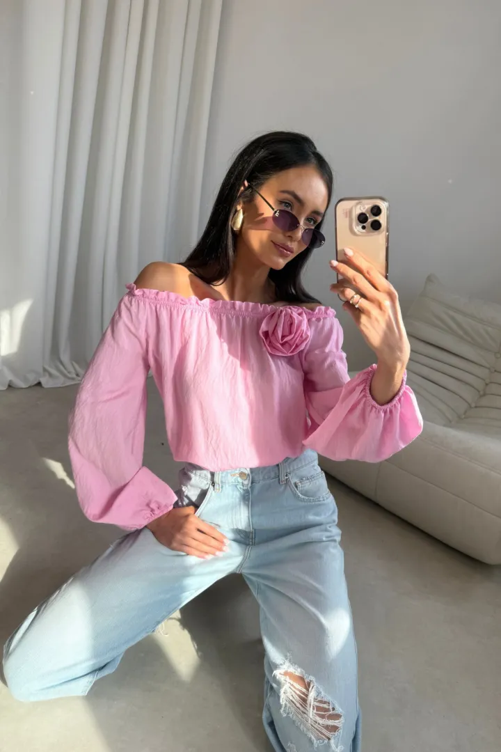 Marisol - bluzka hiszpanka z ozdobnym kwiatem i marszczeniem w kolorze różowym