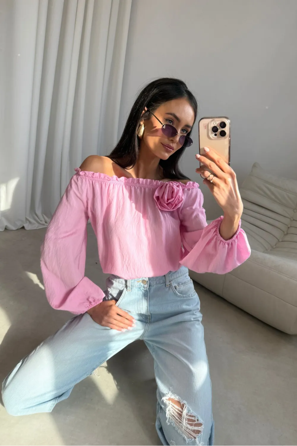 Marisol – bluzka hiszpanka z ozdobnym kwiatem i marszczeniem różowa | Roco Fashion