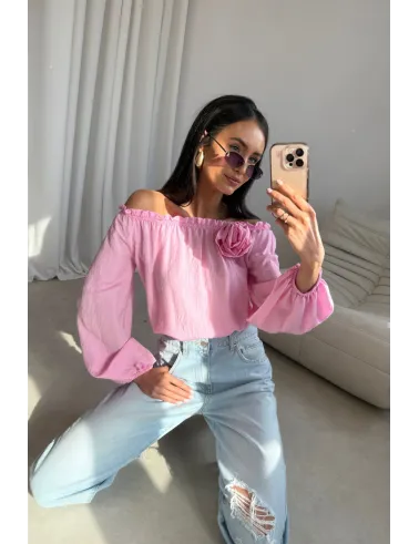 Marisol – bluzka hiszpanka z ozdobnym kwiatem i marszczeniem różowa | Roco Fashion