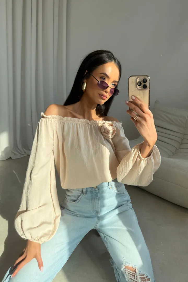 Marisol - Off-Shoulder Bluse mit Drapierung und 3D-Blütenapplikation in Vanille