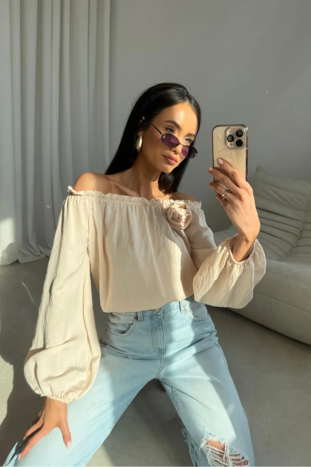 Marisol – Off-Shoulder Bluse mit Drapierung & 3D-Blütenapplikation Vanille | Roco Fashion