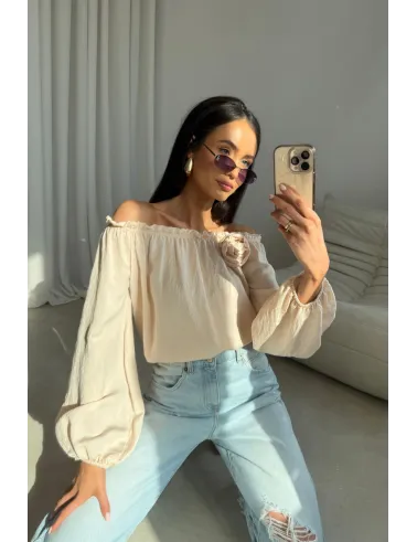 Marisol – Off-Shoulder Bluse mit Drapierung & 3D-Blütenapplikation Vanille | Roco Fashion