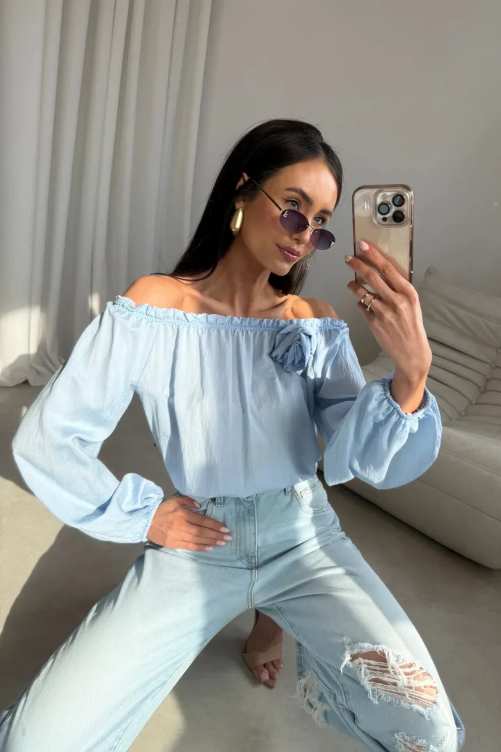 Marisol - Off-Shoulder Bluse mit Drapierung und 3D-Blütenapplikation in Himmelblau