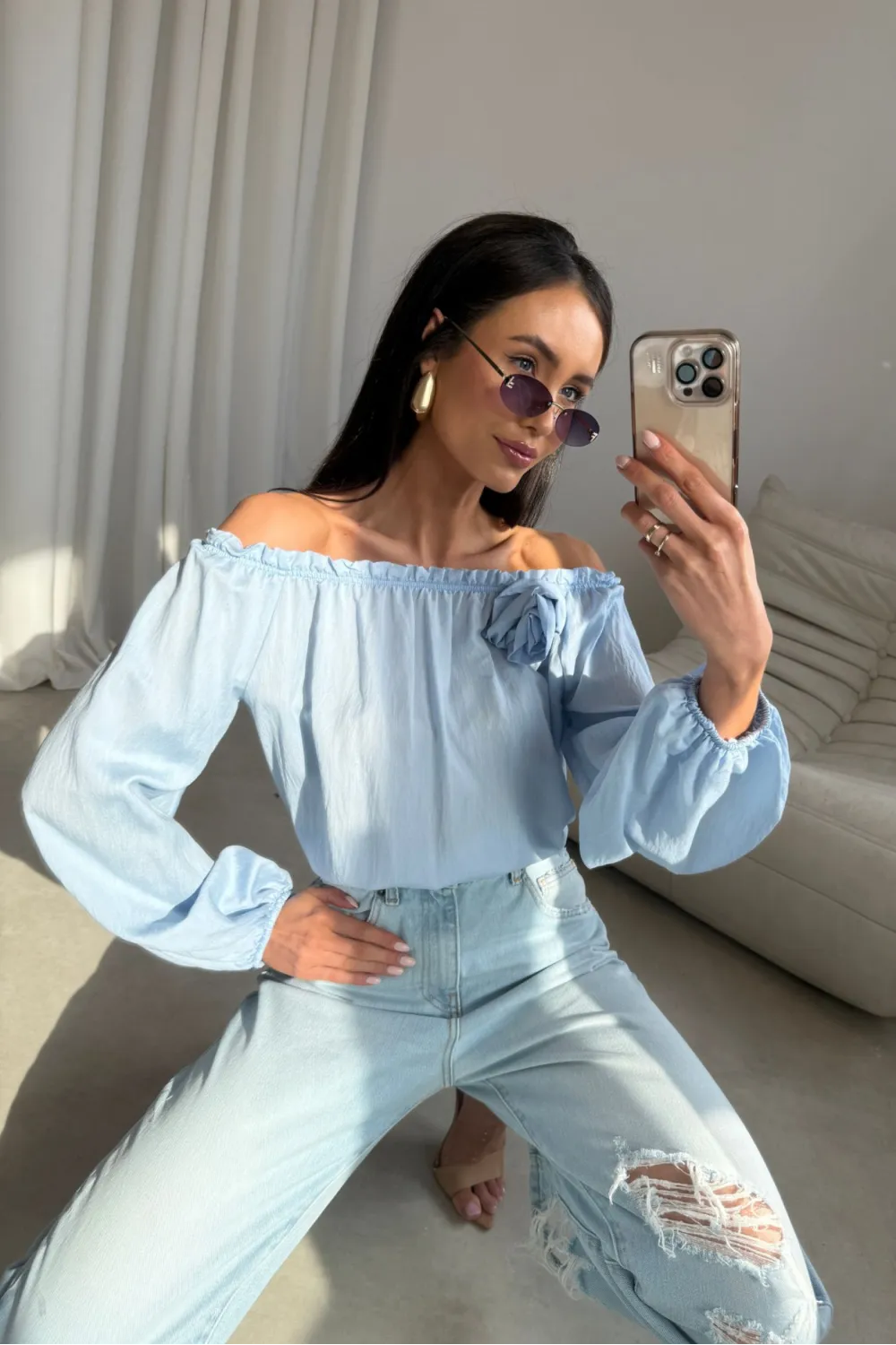 Marisol – Off-Shoulder Bluse mit Drapierung & 3D-Blütenapplikation in Himmelblau | Roco Fashion