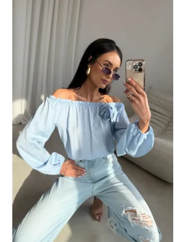 Marisol – bluzka hiszpanka z ozdobnym kwiatem i marszczeniem błękitna | Roco Fashion