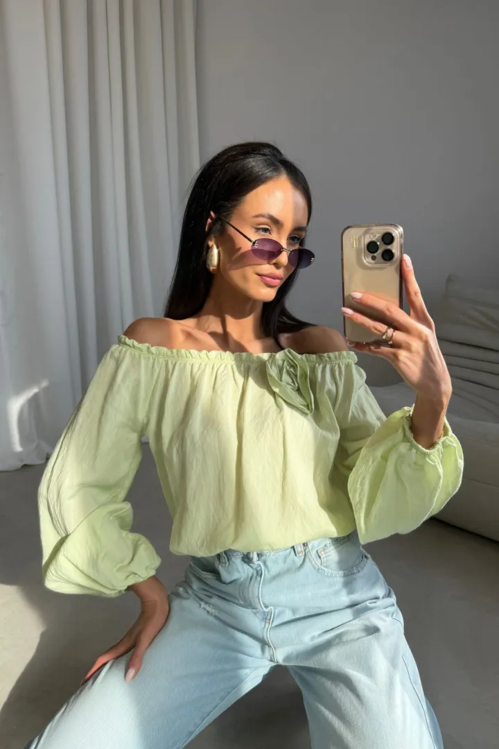 Marisol - Off-Shoulder Bluse mit Drapierung und 3D-Blütenapplikation in Limette