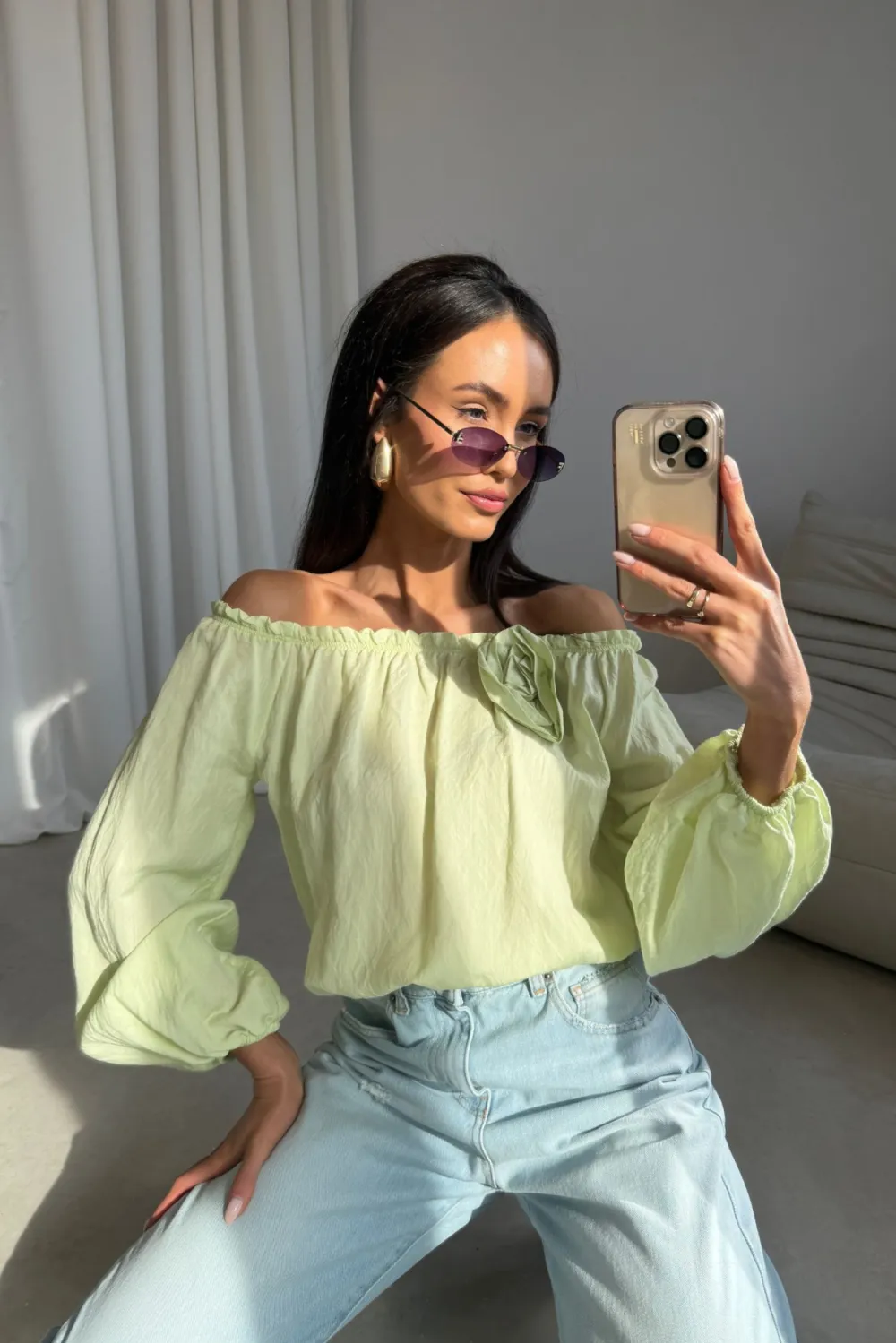 Marisol – Off-Shoulder Bluse mit Drapierung & 3D-Blütenapplikation in Limettengrün | Roco Fashion