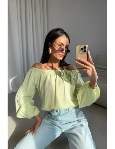 Marisol – Off-Shoulder Bluse mit Drapierung & 3D-Blütenapplikation in Limettengrün | Roco Fashion