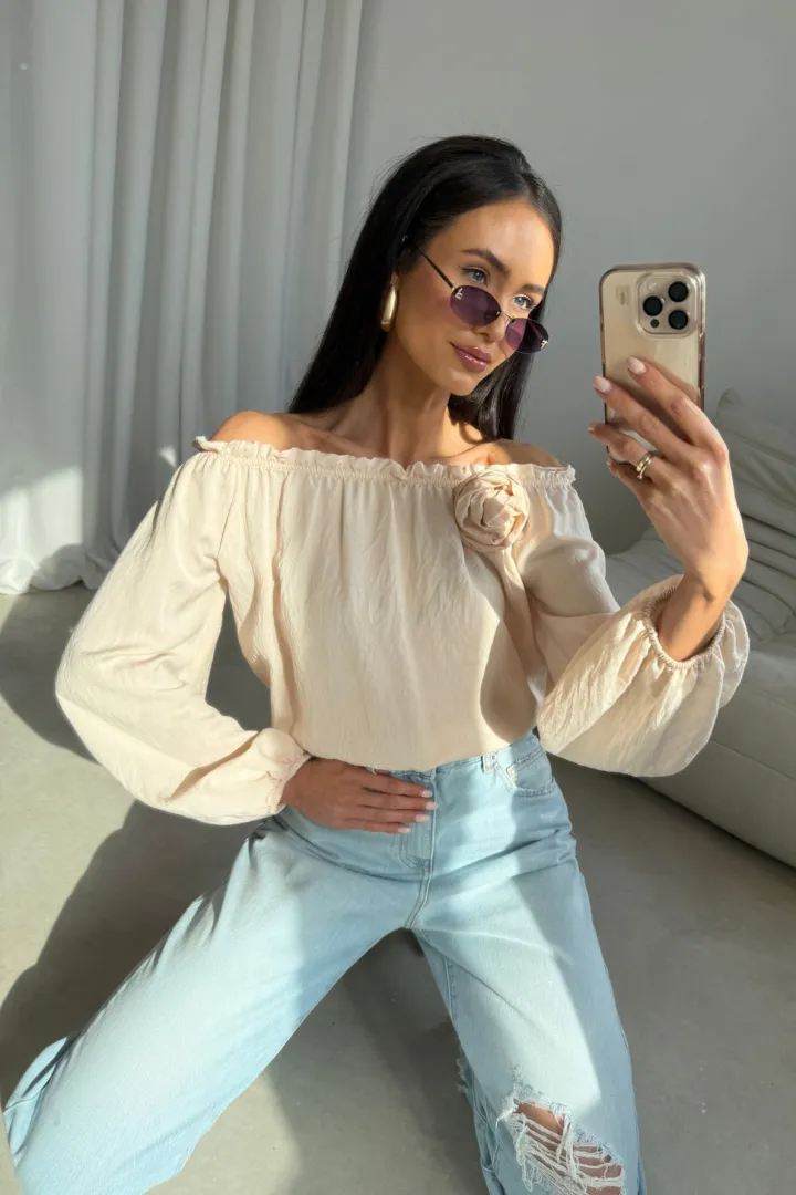 Marisol - Off-Shoulder Bluse mit Drapierung und 3D-Blütenapplikation in Vanille