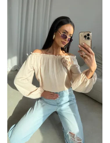 Marisol – bluzka hiszpanka z ozdobnym kwiatem i marszczeniem waniliowa | Roco Fashion